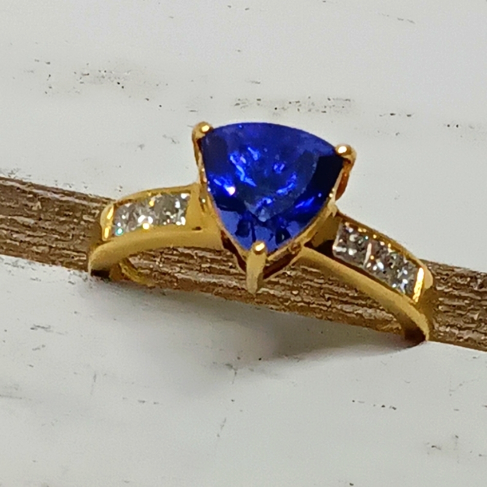 Tanzanite Diamond 18KYG Ring!
